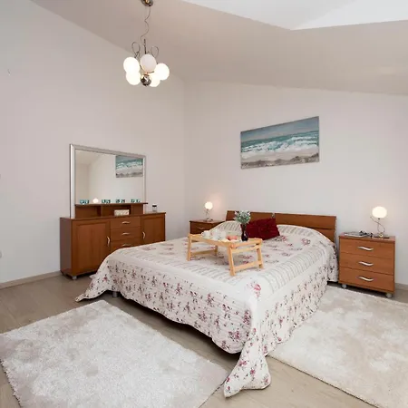 Family Spacious Lägenhet Split