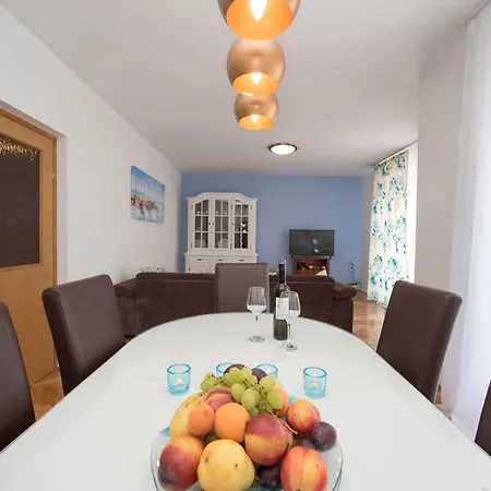 Family Spacious Lägenhet Split