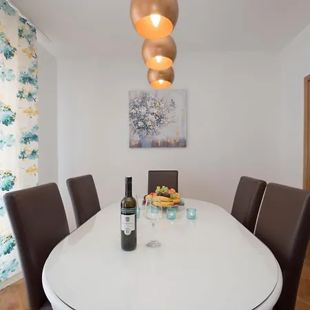 Family Spacious Lägenhet Split